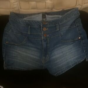Women 3 button up jeans shorts with zipper, front and back pockets.